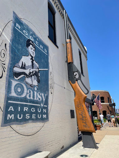 World's Largest Daisy BB Gun beside the Rogers Daisy Airgun Museum mural, downtown Rogers Arkansas